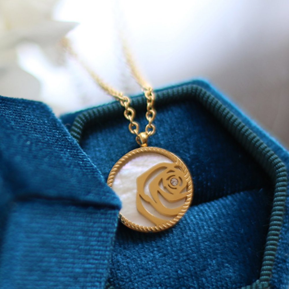 NEW 18K Gold Plated Mother of Pearl Camelia Flower Round Pendant Necklace